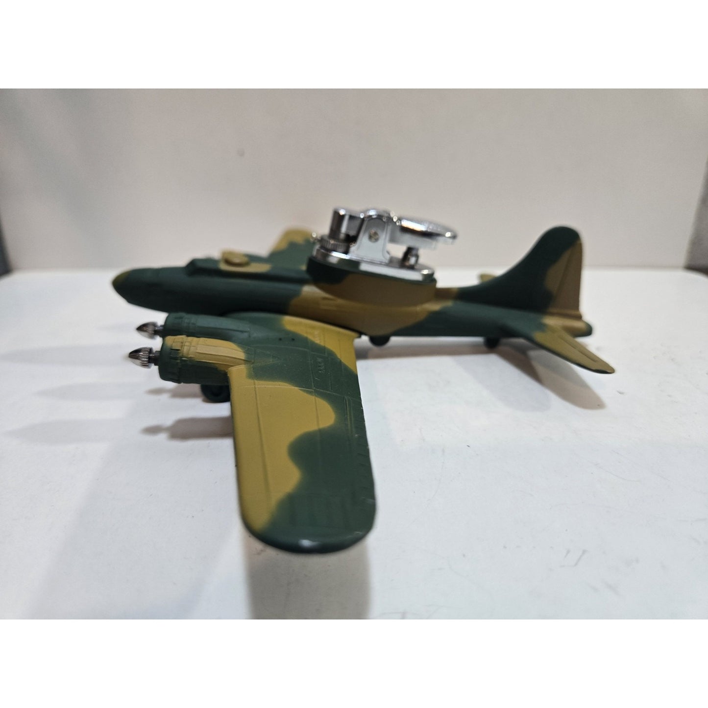 Working RARE Boeing B-17F Airplane Table Lighter Camouflage 7903/40