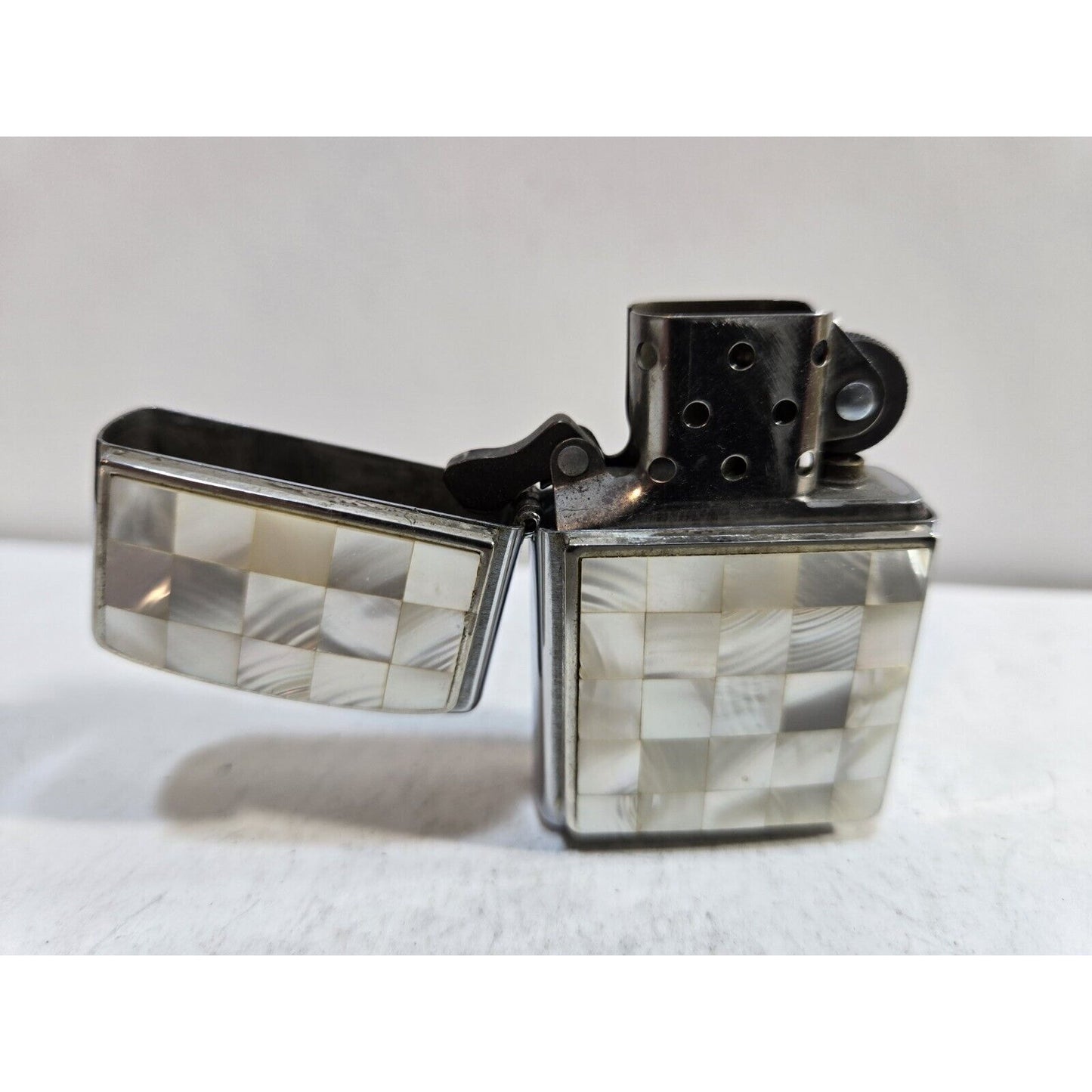 Working Vintg 2004 Zippo Lighter Mother Of Pearl Sea Weave Square White 7221/33