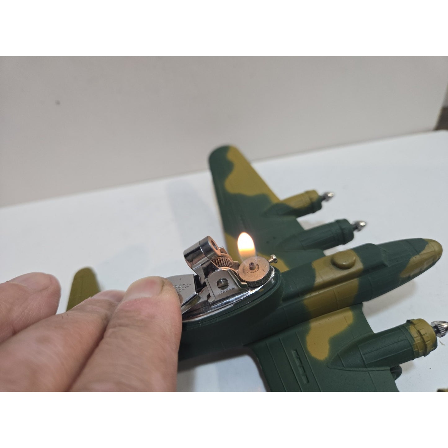 Working RARE Boeing B-17F Airplane Table Lighter Camouflage 7903/40
