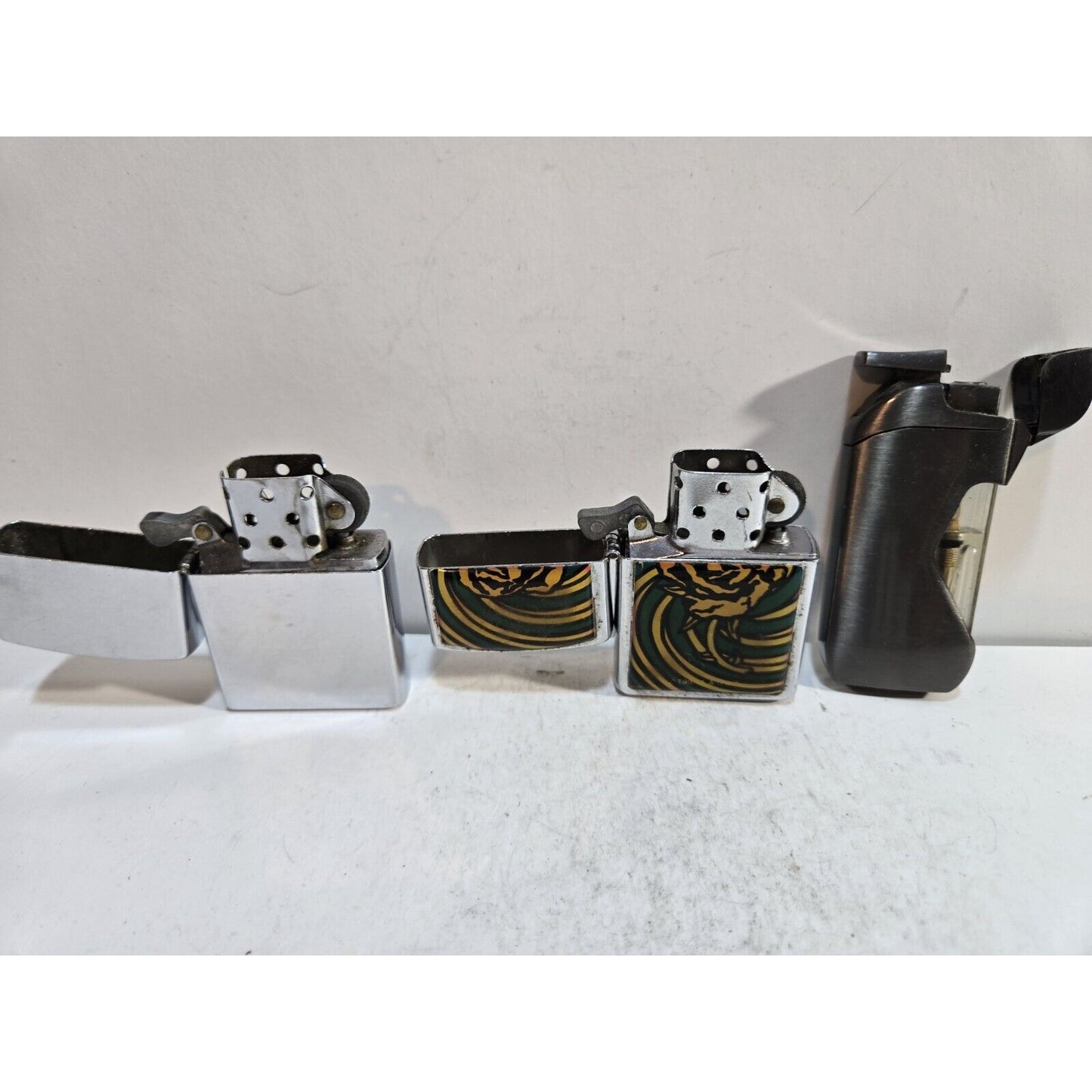 Beaucoup De 3 Vintage Briquets / Travail 7357/35