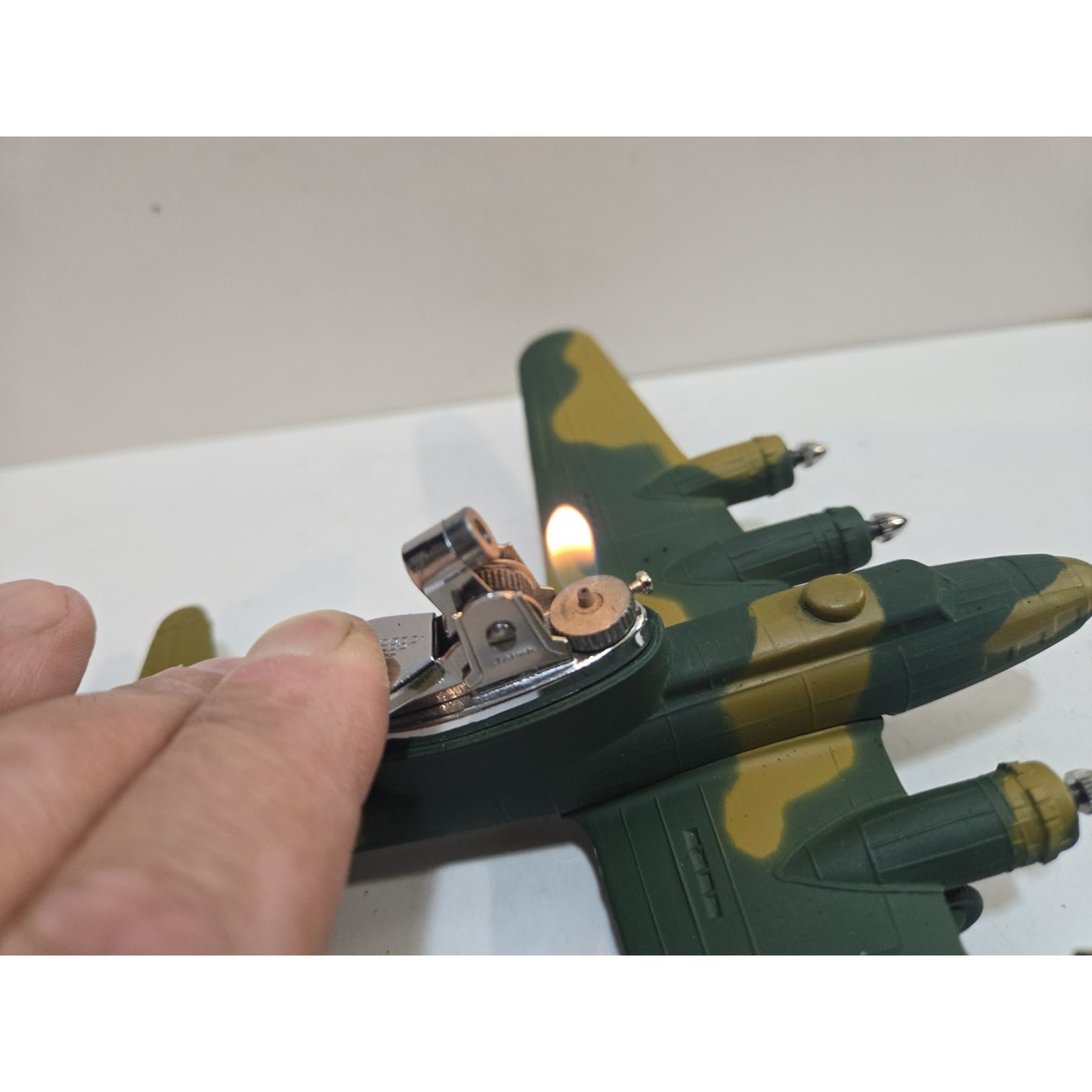 Working RARE Boeing B-17F Airplane Table Lighter Camouflage 7903/40