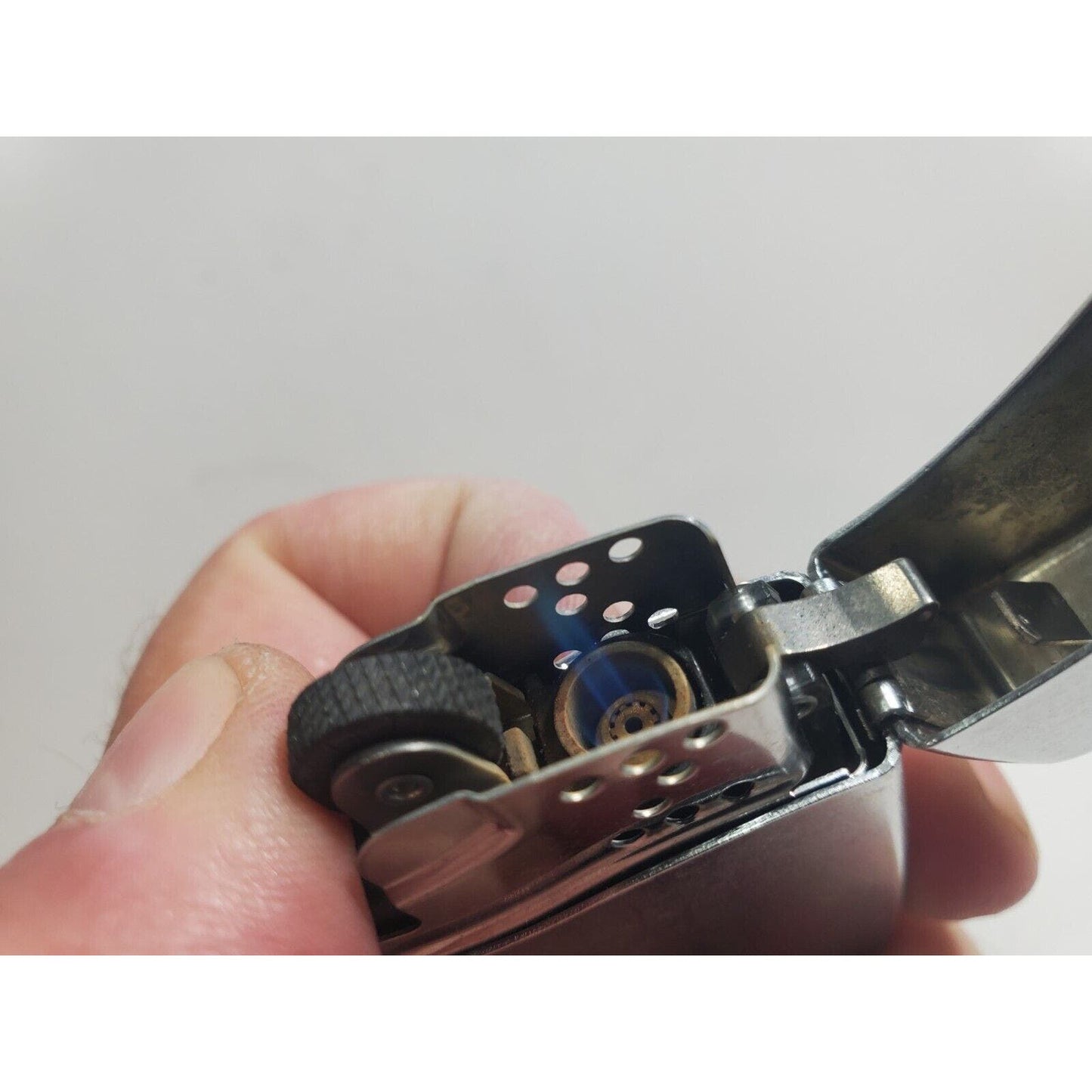 Working Vintage 2005 Zippo Blu Classic Chrome Butane Lighter Made In The USA