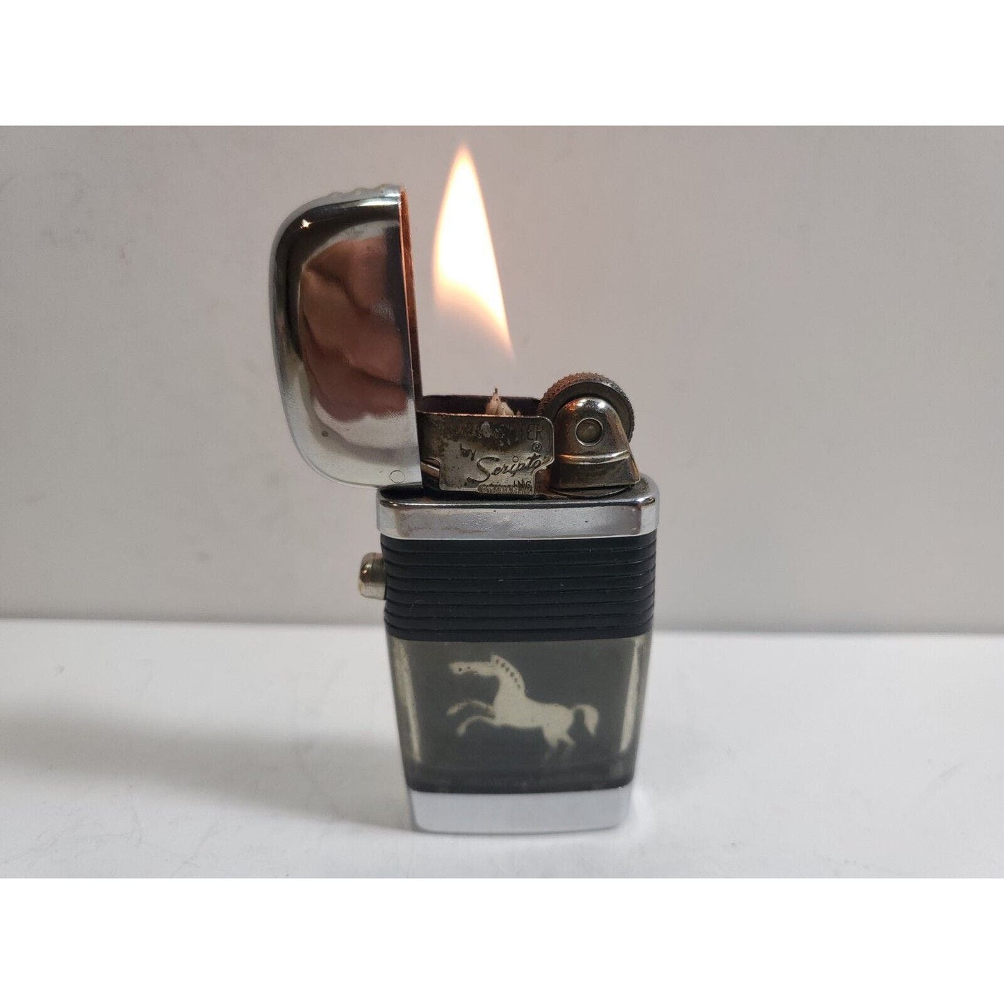 VINTAGE WORKING Scripto VU Lighter Charging Trojan Stallion Horse & Gold Black